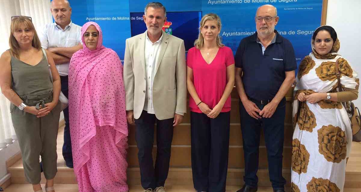 El Ayuntamiento y la Asociación Sonrisa Saharaui firman un convenio de colaboración
