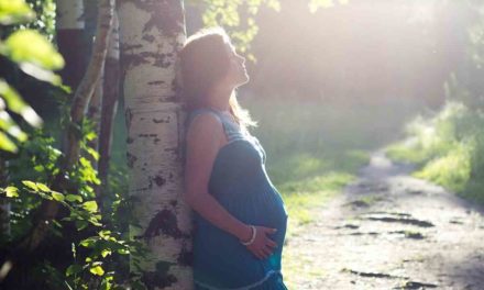 ¿Qué determina la exposición a la contaminación de las mujeres embarazadas?
