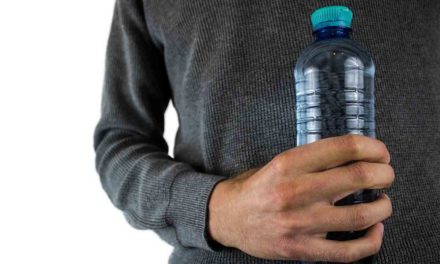 ¿Cuántas veces se puede rellenar una botella de plástico de agua antes de tirarla?