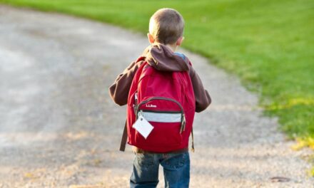 Cómo influye el peso de la mochila de un niño en su forma de caminar