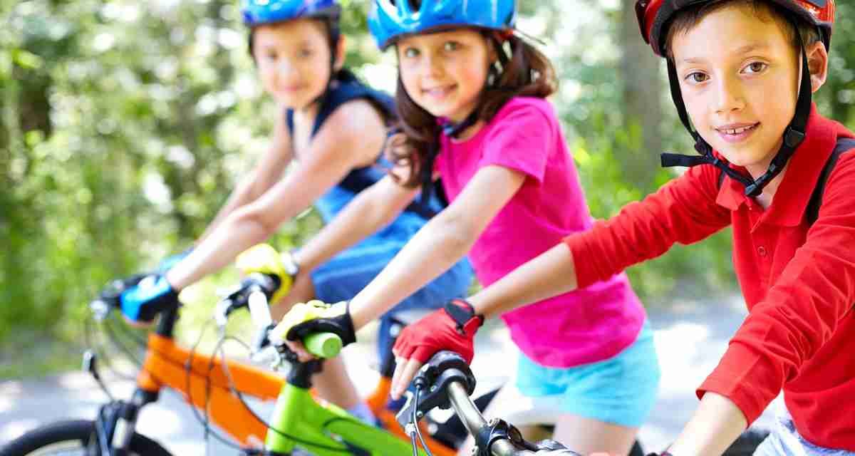 ¿Qué medidas de seguridad deben tomar los niños al montar en bicicleta?