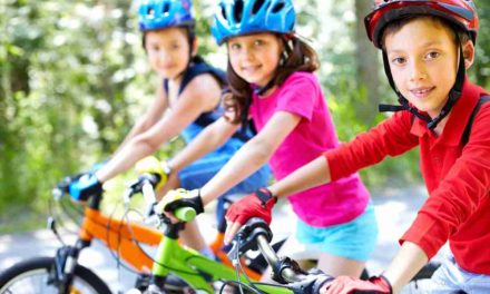 ¿Qué medidas de seguridad deben tomar los niños al montar en bicicleta?