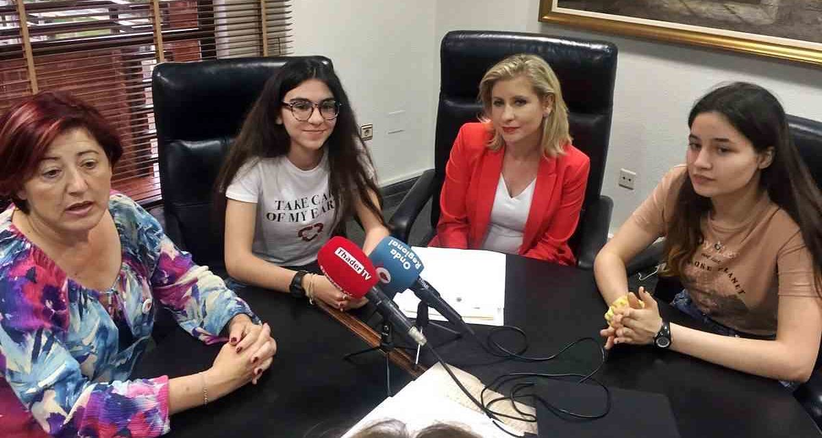 El Ayuntamiento reconoce la labor de Ana y Aitana