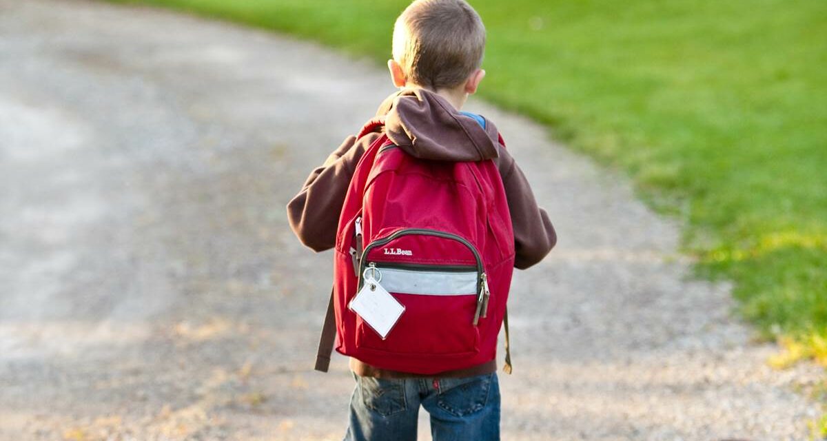 Cómo influye el peso de la mochila de un niño en su forma de caminar