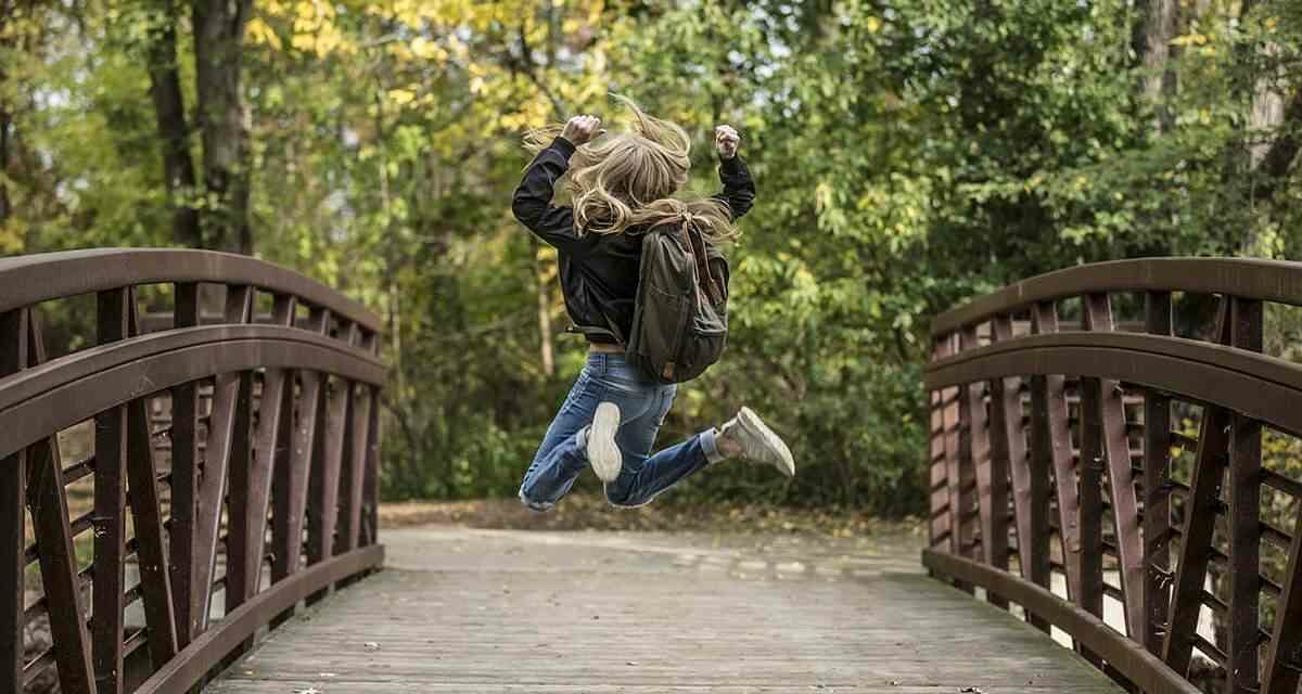 ¿Cuál es el peso máximo que los niños pueden llevar en la mochila?