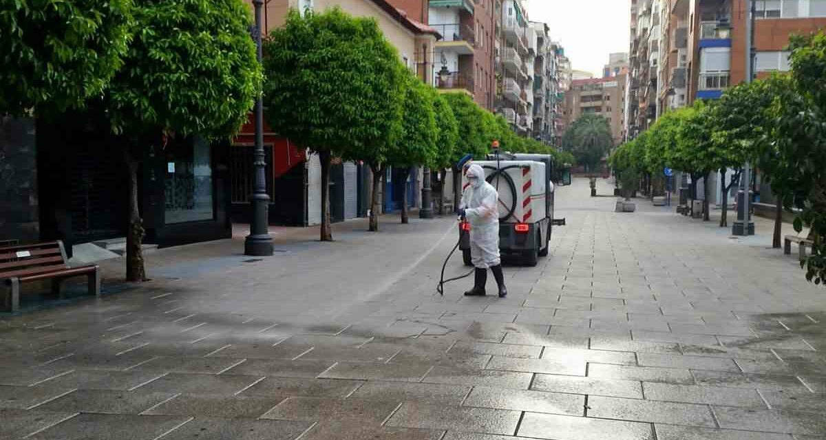 Se desinfectan calles, contenedores y parques